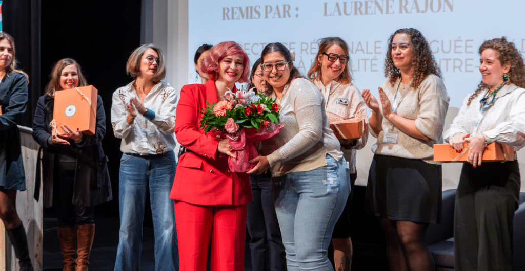 Le Prix Coup de Coeur 2025 reçu par Dita Crazy pour son entreprise Au Bonheur des Crazy Dames, récompensée par le vote du public lors de la Cérémonie.