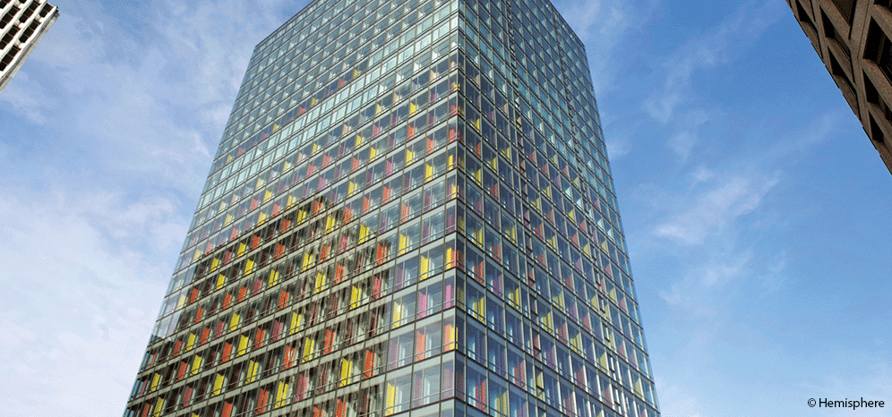 Façade vitrée d'un immeuble de bureaux moderne.