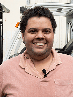 Hugo Dieudonné, cofondateur de Biofuel Réunion, dans son usine de transformation des huiles de friture en biocarburant à La Réunion.